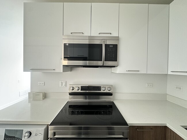 Building Photo - 941 W Carmen Ave