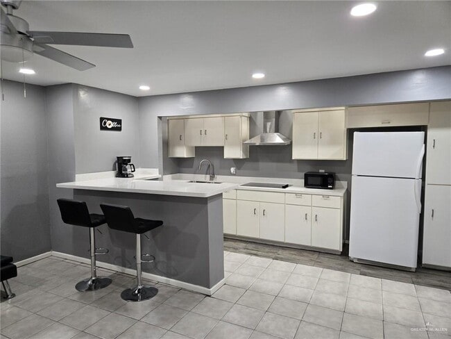 Building Photo - 12 E Tulipan Ave