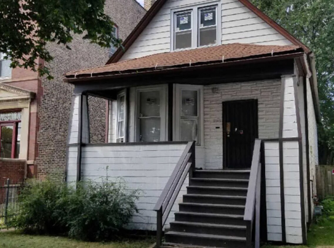 Foto principal - Updated 3-Bedroom Home in South Chicago – ...