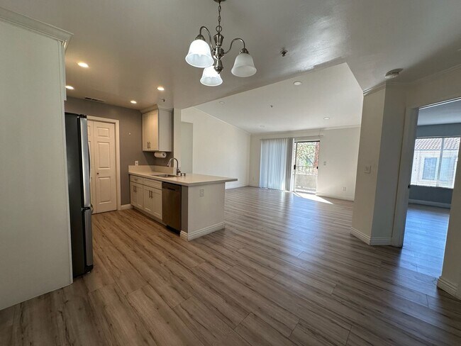 Building Photo - STUNNING VIEW 2 + 2 CONDOMINIUM