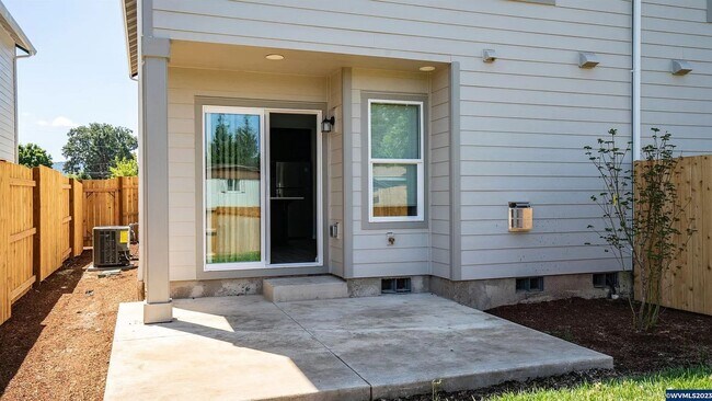 Foto del edificio - Newly Built 3 Bed / 3 Bath Duplex! $500 Amazon Gift Card! First 1.5 Month's Rent Is Free!