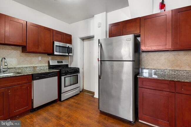 Foto del edificio - 240 W Girard Ave