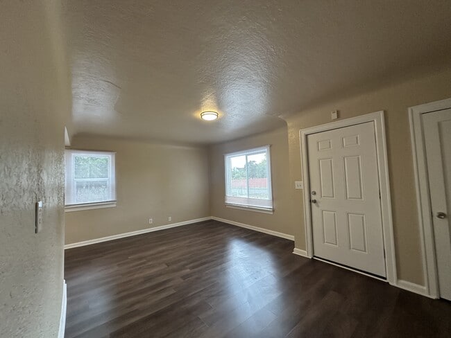 Building Photo - 732 Bieber Ave NE
