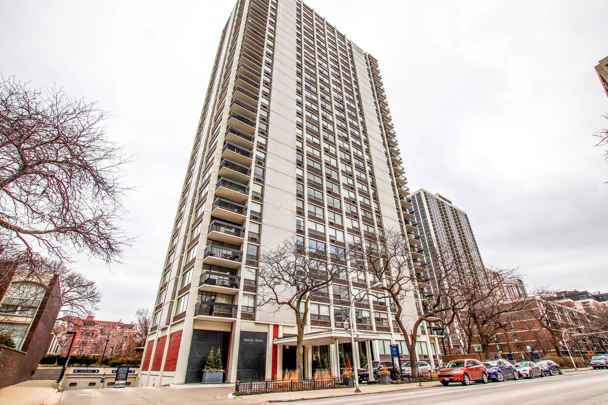 Primary Photo - 1455 N Sandburg Terrace