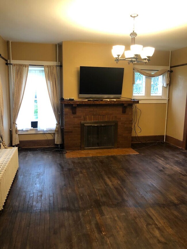 Building Photo - ALL UTILITIES INCLUDED...Trendy 1 Bedroom Apartment Downtown Lafayette
