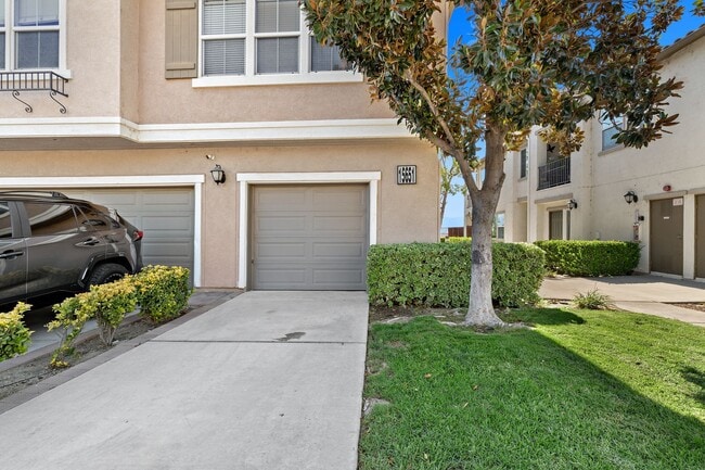 Building Photo - 2 bedroom Condo with an attached garage an...