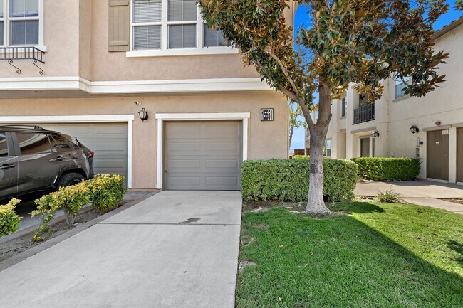 Foto del edificio - 2 bedroom Condo with an attached garage an...
