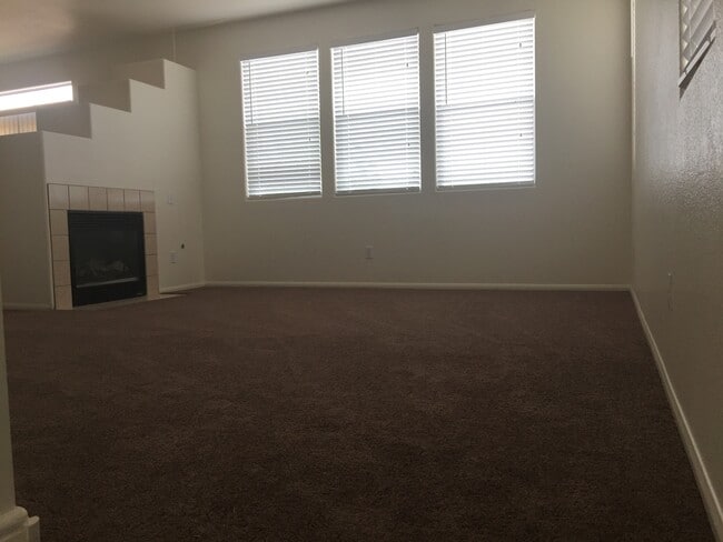 Building Photo - IMPECCABLE 2-STORY IN FANTASTIC NEIGHBORHOOD!
