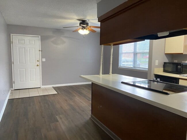 Building Photo - 1 Bedroom, 1 Bathroom Condo in High Point!