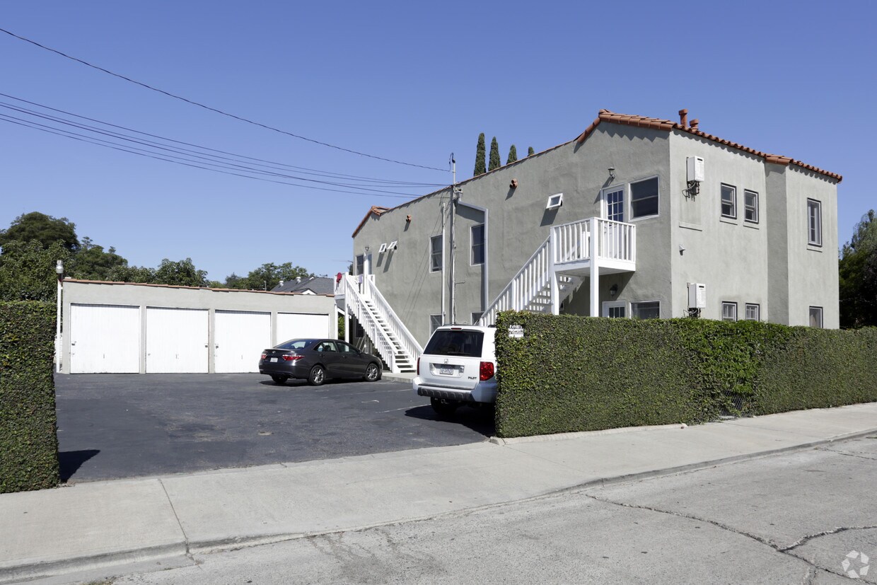 Building Photo - Chestnut Avenue Apartments