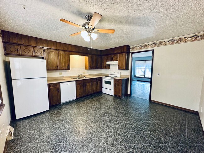 Foto del edificio - {1809} Spacious Duplex in Great Blue Springs Location + Finished Basement + 1 Car Garage