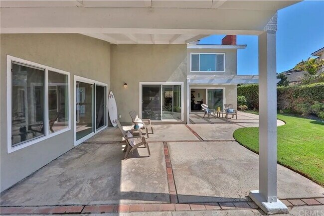 Building Photo - "Coastal Comfort: Charming 1-Bedroom Retreat in Huntington Beach!"