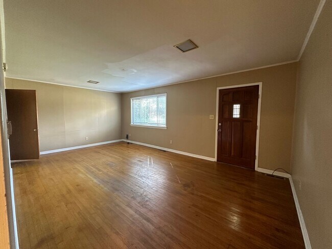 Foto del edificio - Welcome to this conveniently located 3-bed...