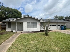 Building Photo - 905 Salem Dr