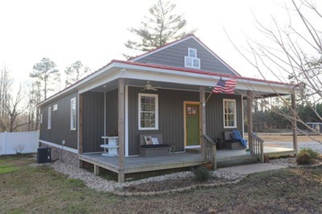 Foto del edificio - The red roof is calling you home!  Farmett...