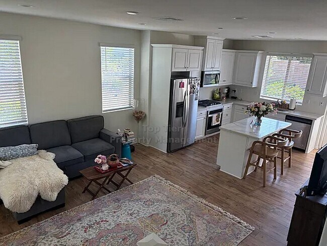 Building Photo - Available NOW! Great deal for 3 bed/3 bath...