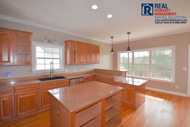 Foto del edificio - GORGEOUS VIEWS! Great 5 bedroom 3 level No...