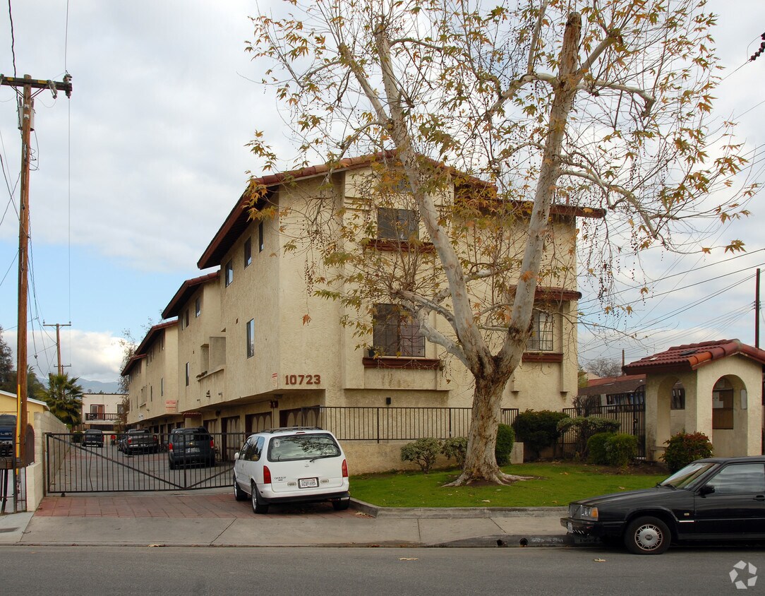 Building Photo - 3032-3034 Walnut Grove Ave