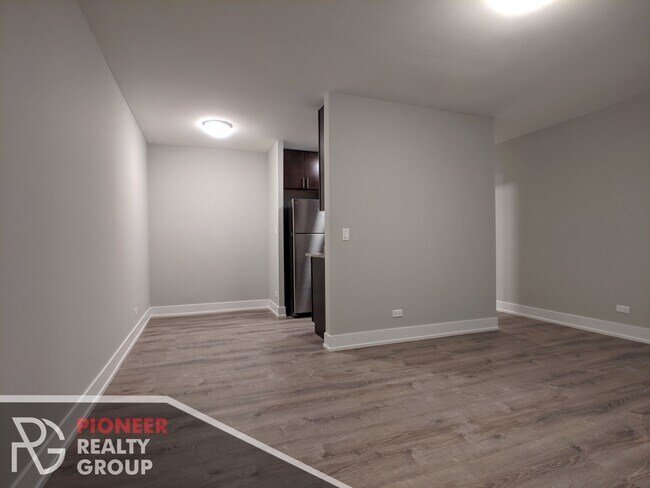 Building Photo - 542 W Surf St