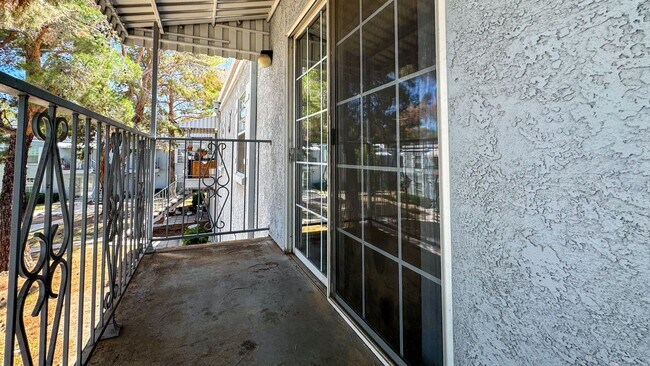 Building Photo - Las Vegas 2-Bed, 2-Bath Condo in Secure Ga...
