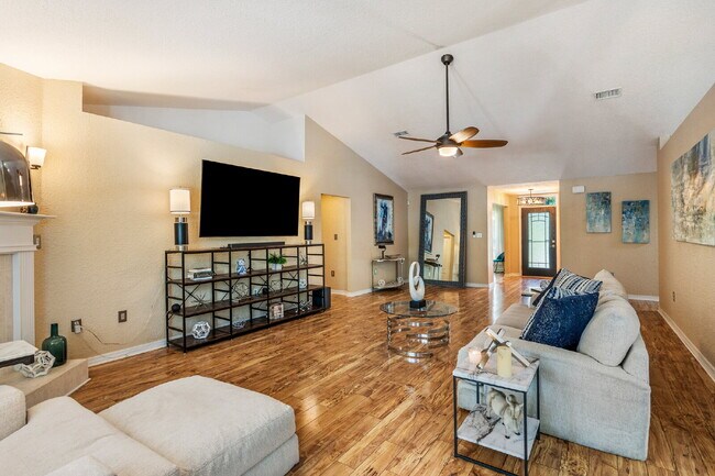 Foto del edificio - "Coastal Elegance Awaits: Spacious 4-Bed Oasis with $400.00 Off First Full Months Rent!"
