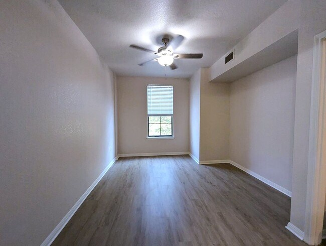 Foto del edificio - 1x1 New flooring, stove, washer/dryer. Inc...