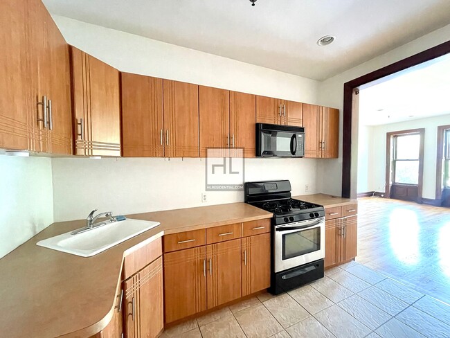 Foto del edificio - Charming Brownstone 1 Bed | West 120 Stree...