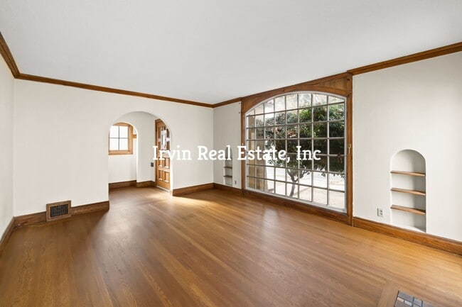Building Photo - Nice 3 Bedroom and 2 Bath House with Backyard