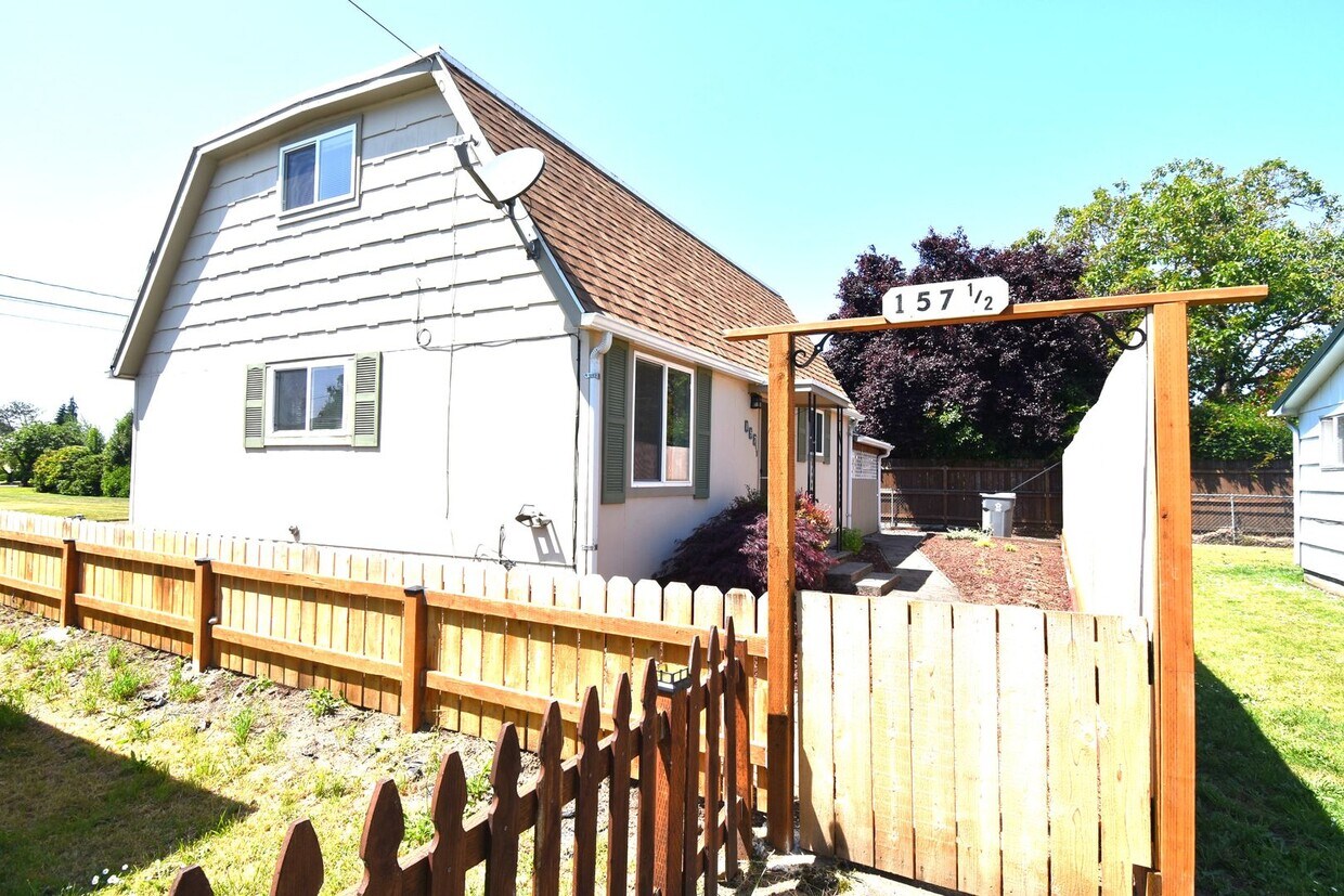 Foto principal - Charming two story home.