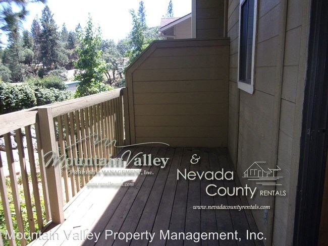 Building Photo - 1302-1304 Oak Ridge Dr
