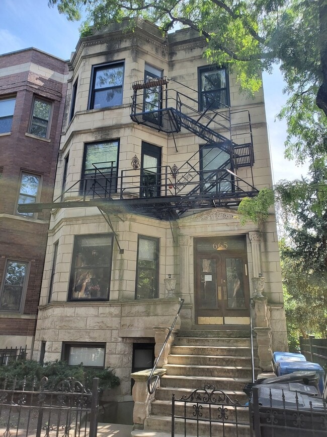 Building Photo - 665 W Roscoe St