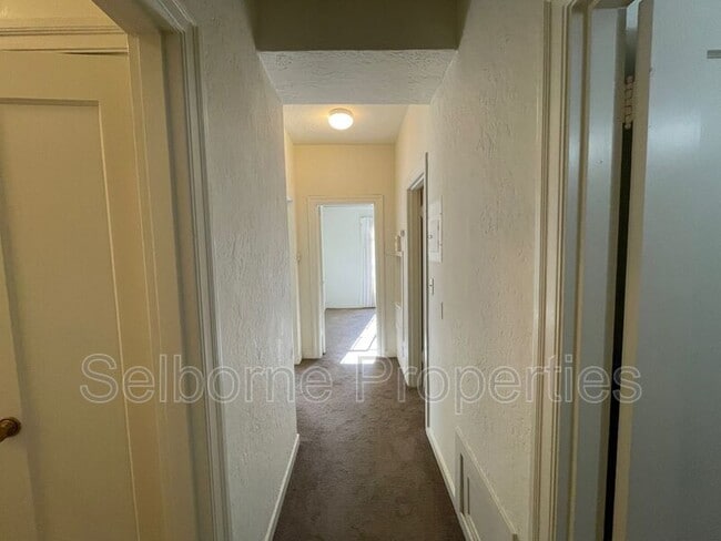 Building Photo - 2501 Ivy Dr