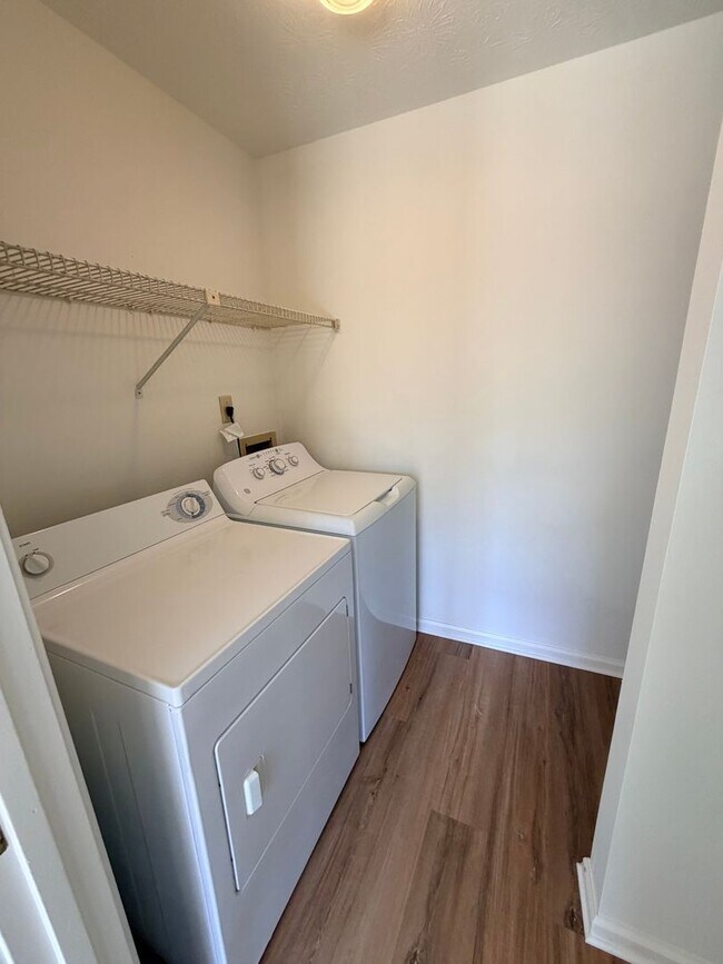 Foto del edificio - 5556 Clover Rise Ln