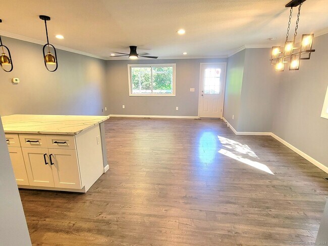 Building Photo - 13 Oak Forest Dr
