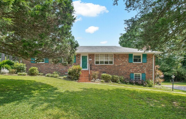 Foto del edificio - Pristine Brick Rancher in Sandston on an acre