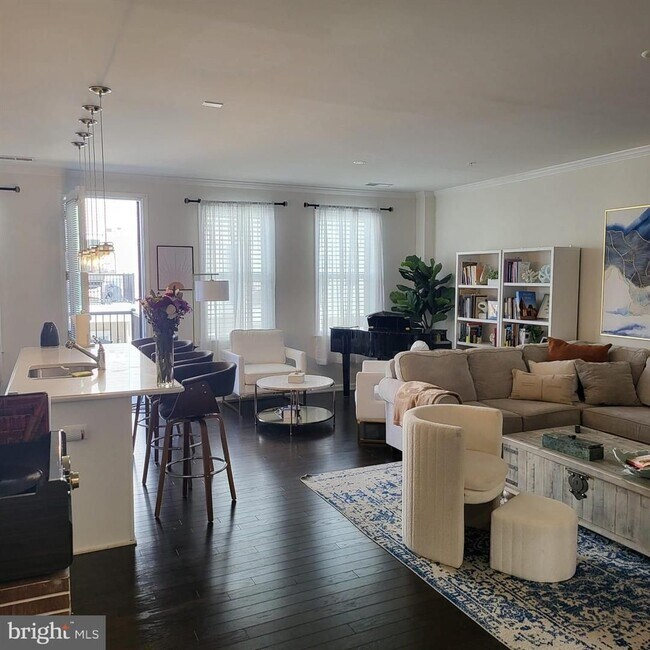 Building Photo - Welcome to your new home in the heart of L...