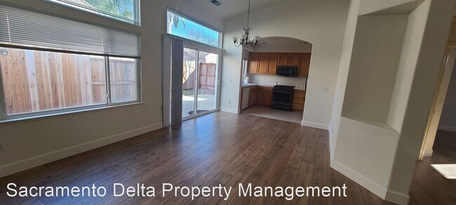 Building Photo - 3 br, 2 bath House - 11 Roma Court