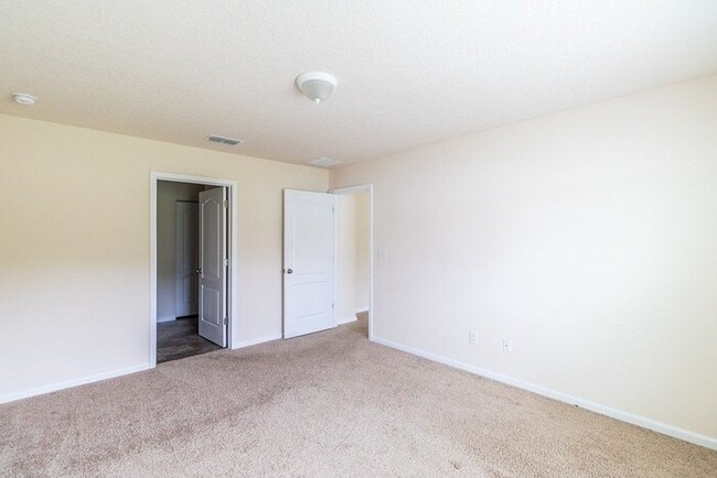 Building Photo - Open Floorplan- 4 Bedroom Home in Middleburg
