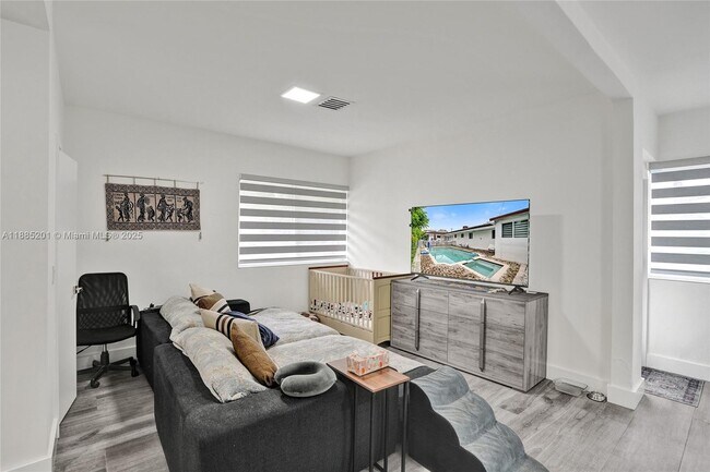 Foto del edificio - 3784 Sheridan Ave