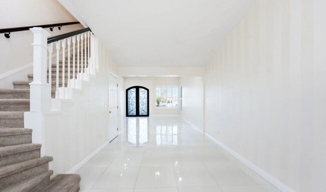 Building Photo - Spacious 5-Bedroom Home with Pool – Perfec...