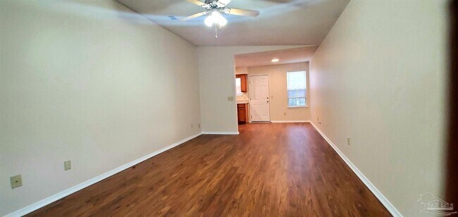 Building Photo - 425 Pine Crescent Way