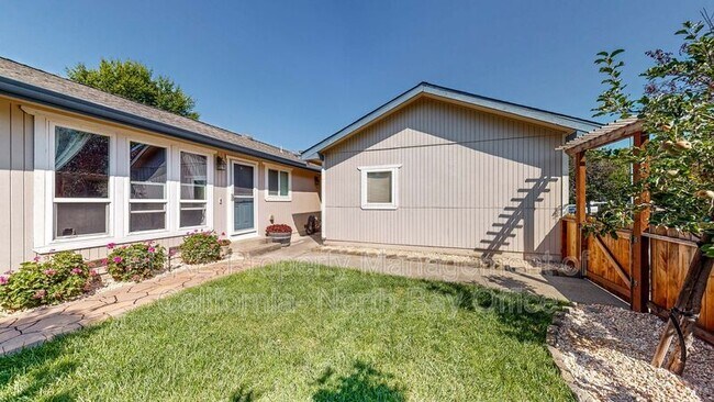 Foto del edificio - 3335 Warbler Pl