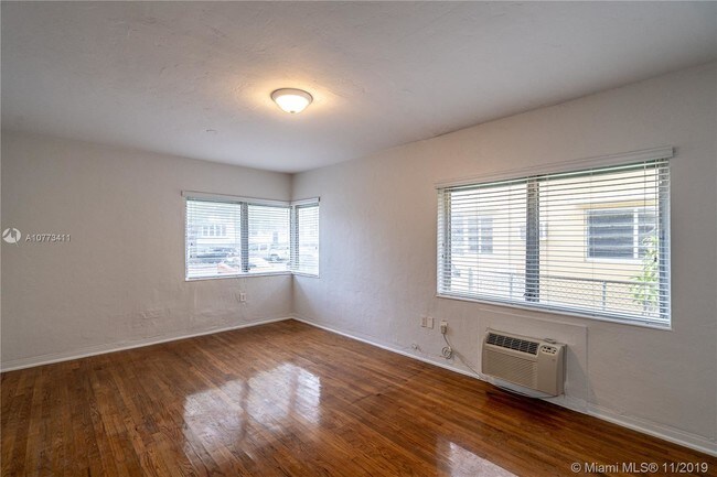 Building Photo - 951 Bay Dr
