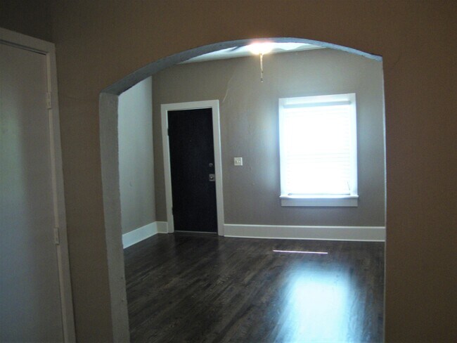 LR - front door - 209 Park Dr