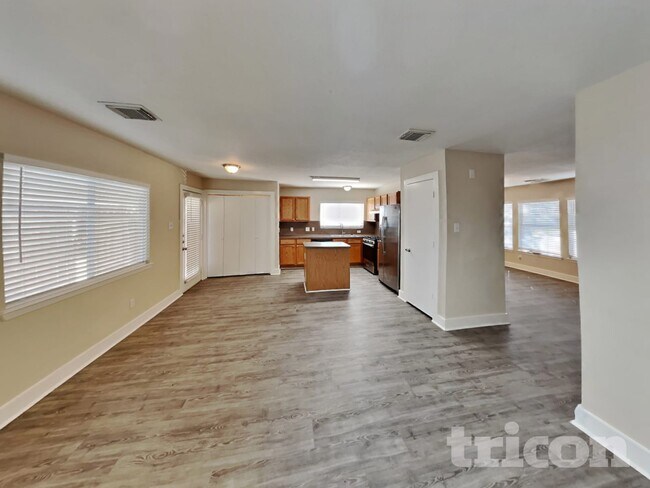 Foto del edificio - 823 Lightningbug Ln