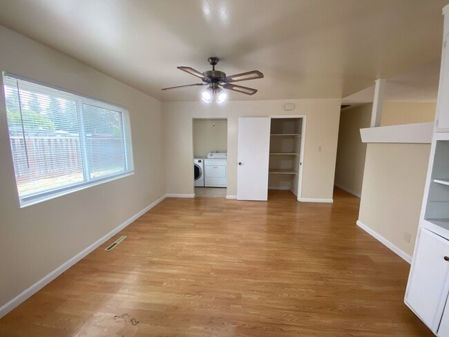 Building Photo - Newark 4 beds 2 baths Single Family House with Big Lot, Move In Ready!