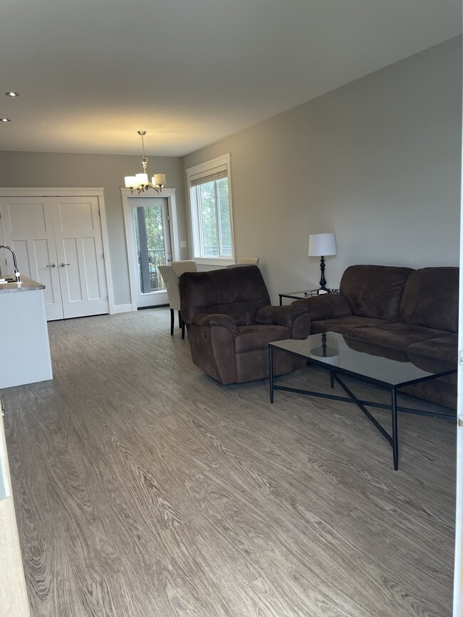 Photo du bâtiment - 8312-8388 88 Ave