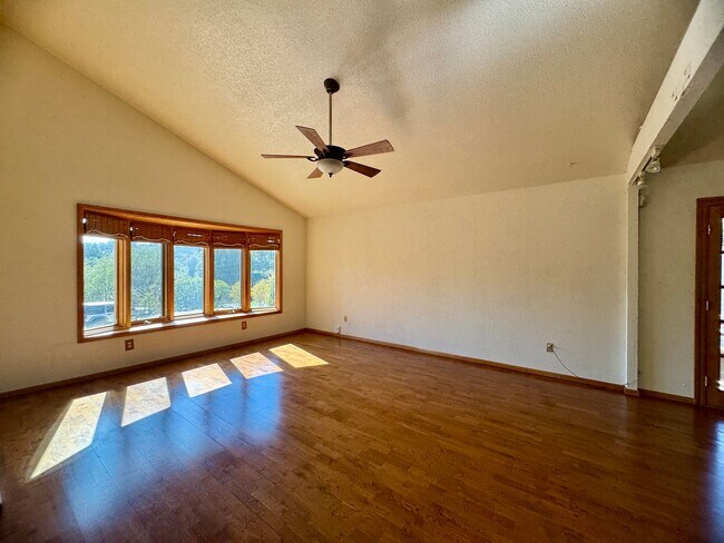 Foto del edificio - 2555 Westridge Dr