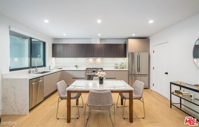 Foto del edificio - 2 br, 2.5 bath Condo - 615 N West Knoll Dr...