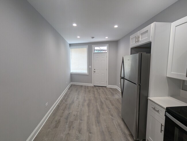 Foto del edificio - 7052 W Higgins Ave